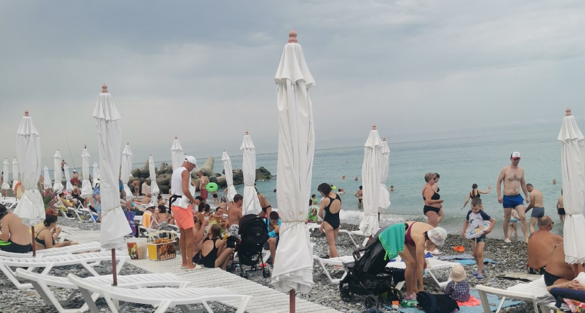 "Пляжный отдых из туалета": россиянин оставил честный отзыв об отдыхе в Абхазии - конские цены и ротовирус