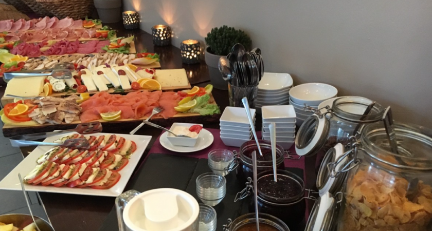 "Царские угощения": когда сказал, что еду в Абхазию на "всё включено", все смеялись - но перестали, увидев роскошный стол