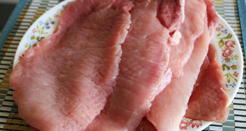 Всего 1 ингредиент — и мясо тает во рту: секрет, который выручает даже с «дубовыми» кусками