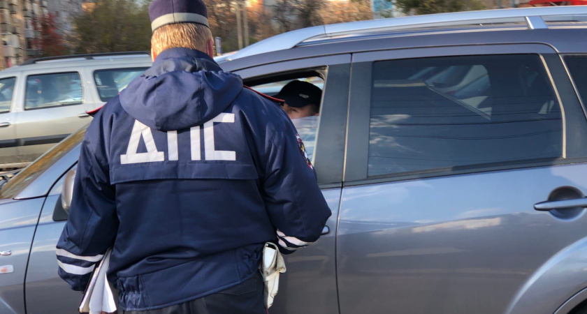 Штраф теперь можно получить, даже не отъезжая от дома. Разобрался и рассказываю, за что сотрудники ГАИ могут «выписать» прямо во дворе