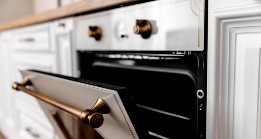 По 2 ст. ложки — и стекло в духовке сверкает! Больше никаких пятен и мутности, отражение видно, как в зеркале 