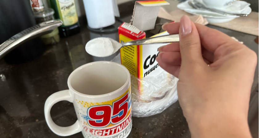 Смешиваю 2 капли средства для мытья посуды и 1 ложку соли: чудо-средство, которое постоянно выручает меня в быту