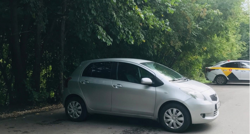 Рязанцы недовольны машинами, припаркованными на газоне возле стадиона