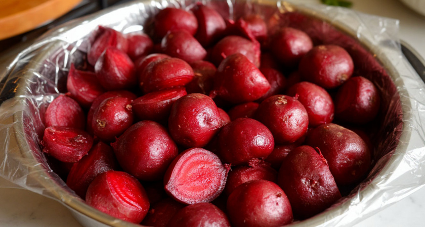 Не варю свеклу часами — хватает 15 минут: есть одна уловка при варке — выходит вкуснее, сочнее и без запаха на весь дом