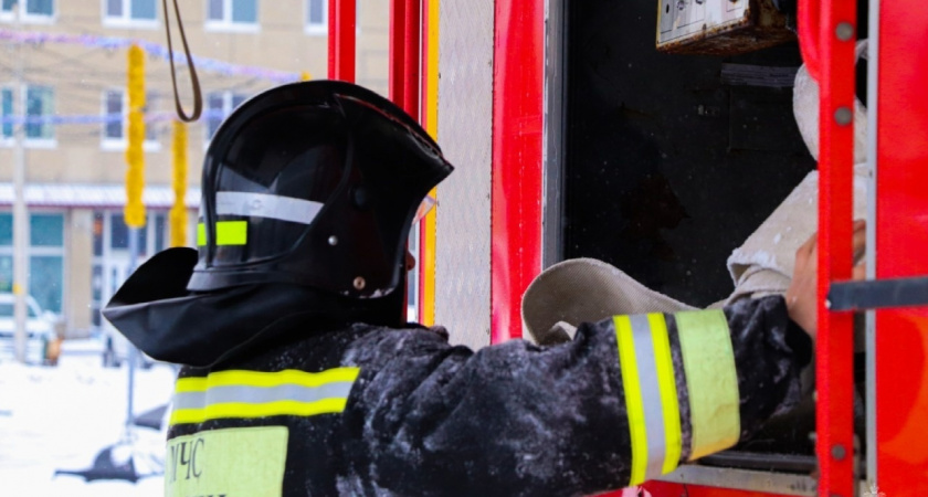 В МЧС назвали предварительную причину возгорания в Рыбном