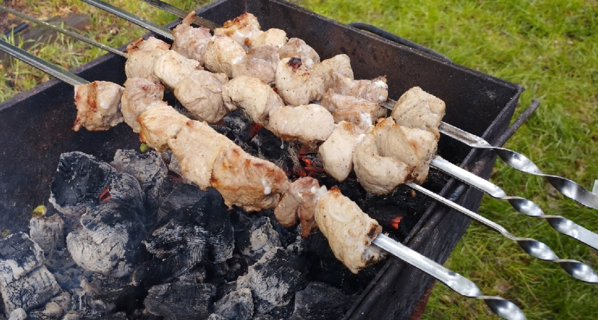 Нашёл дедовский рецепт шашлыка: мясо получается нежнейшее, специи обычные, секрет в одном ингредиенте
