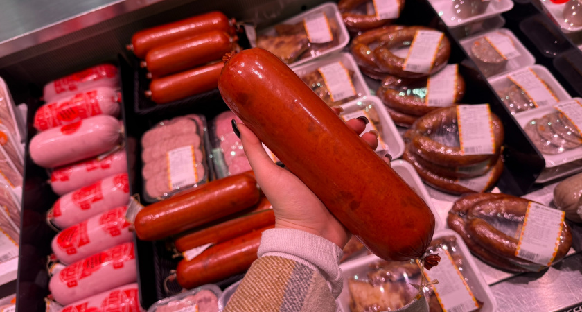 Перемолотые рога и копыта, мяса нет: Росконтроль выявил бренды колбасы, которые лучше не покупать