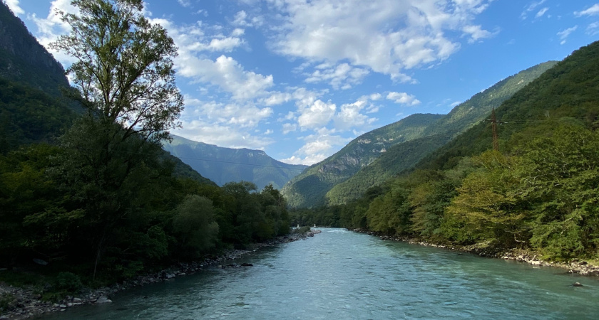 "Полная анархия, разруха и беззаконие": туристка оставила честный отзыв об отдыхе в популярной у россиян Абхазии 
