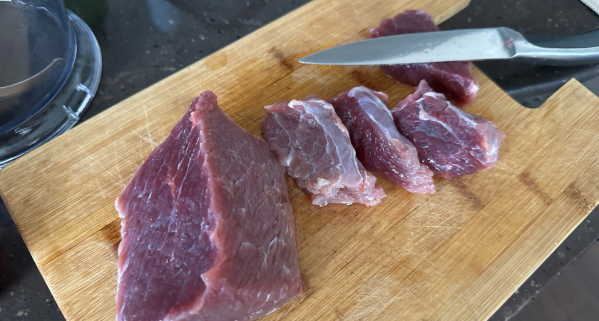 Жесткое, как подошва, мясо станет нежным, сочным и пуховым: Замочите его в этом простом маринаде — секрет шеф-поваров