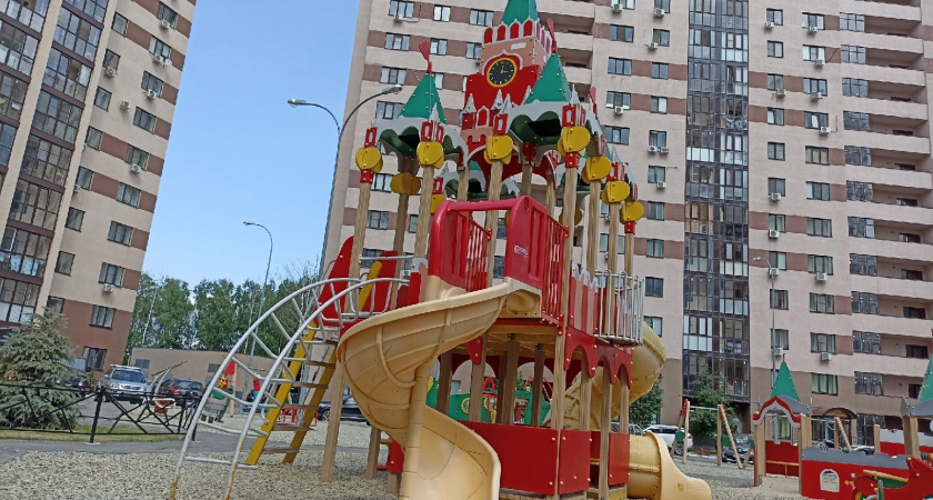 В селе Черная Слобода прокуратура обнаружила проблемы на детской площадке 