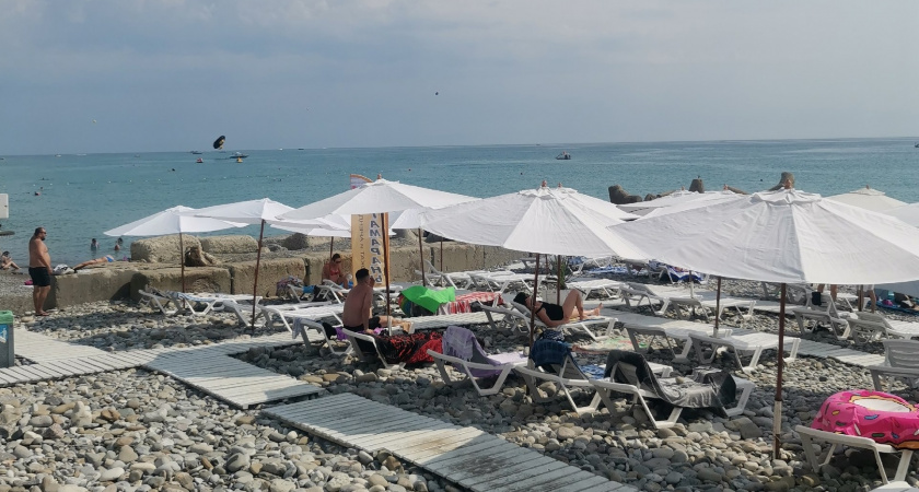 В воду нас не пускают, отпуск испорчен: на пляжах Анапы ввели полный запрет на купание в Черном море