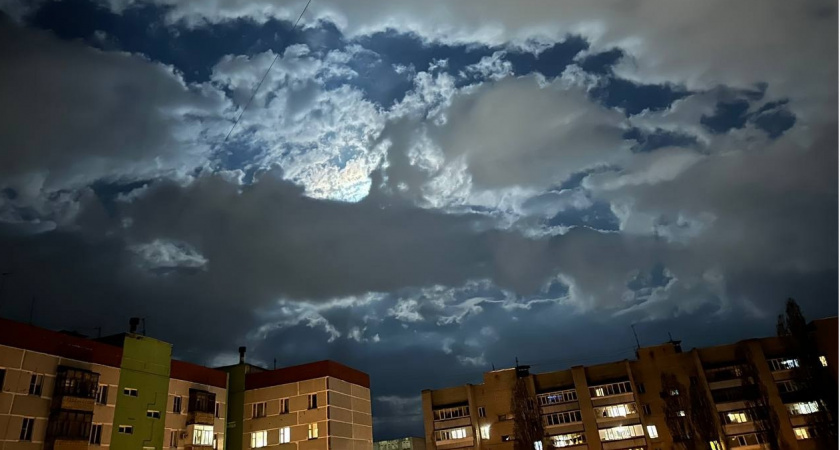 Ночное небо Рязани озарили серебристые облака и северное сияние