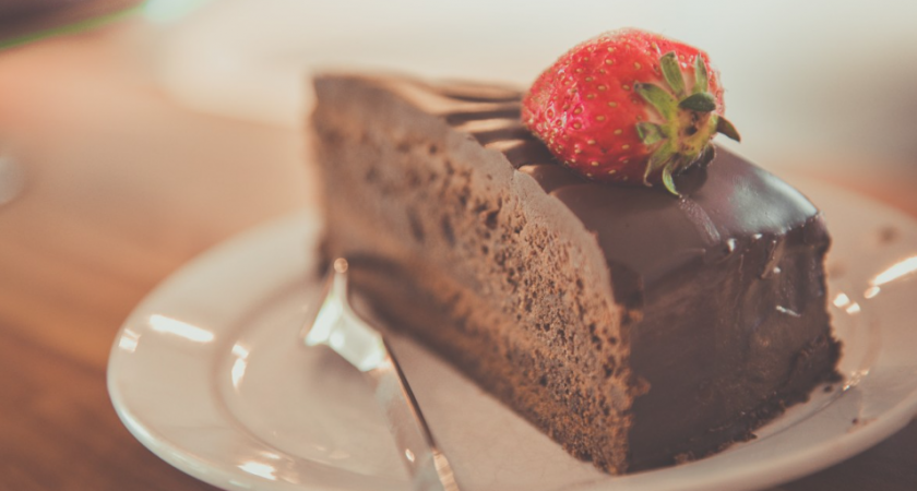 Включать духовку не придется: нежный шоколадный торт за 12 минут — готовится быстро и просто, получается пропитанным и вкусным