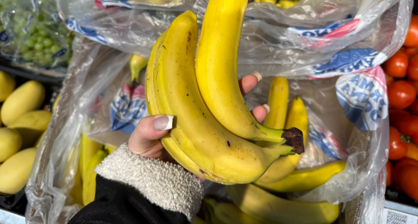 Для чего все продавцы "Магнитов" и "Пятёрочек" забирают себе из ящиков с бананами маленькие незаметные пакетики?