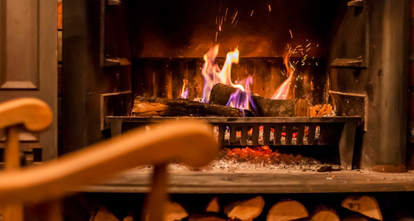 Беру пластиковую бутылку – и сажа вылетит в дымоход со скоростью звука: почистить печь без соли и крахмала теперь легче легкого