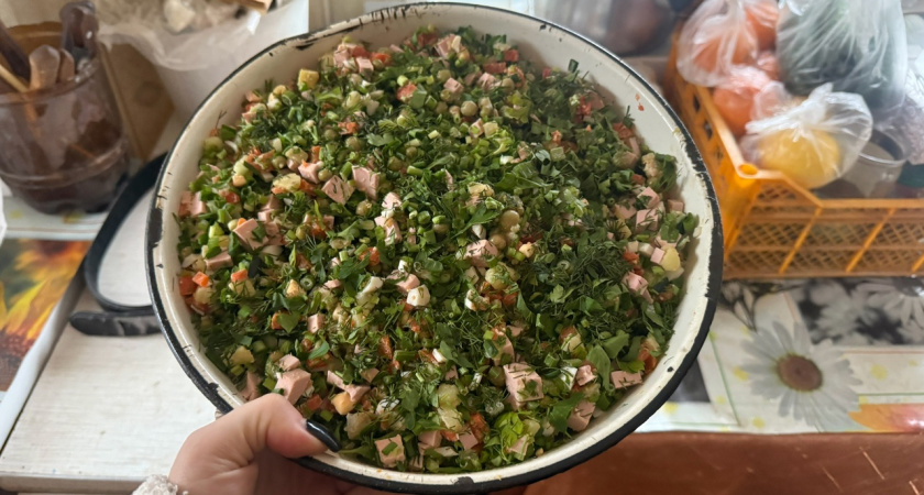 Оливье больше не захочется: мясной салат с фасолью станет фаворитом стола