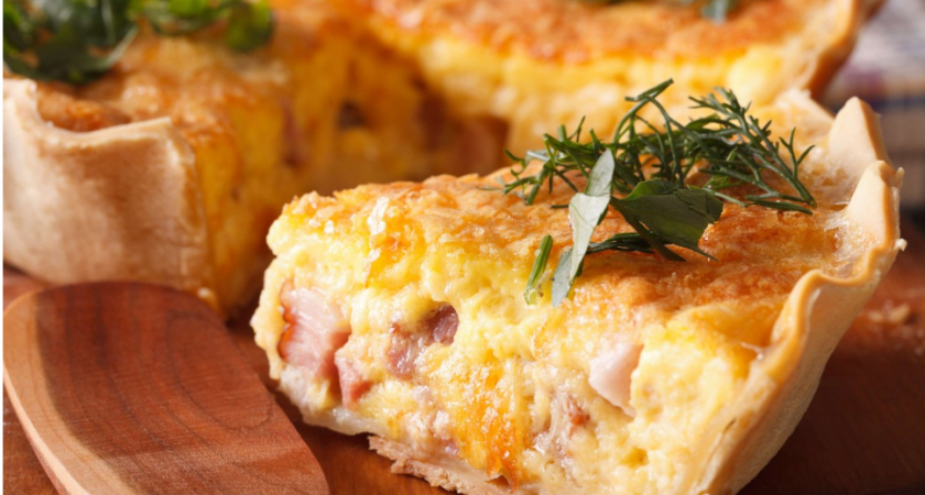 Заливной рыбный пирог выручит занятых людей: быстро готовим начинку и тесто — подаём на стол сытный ужин