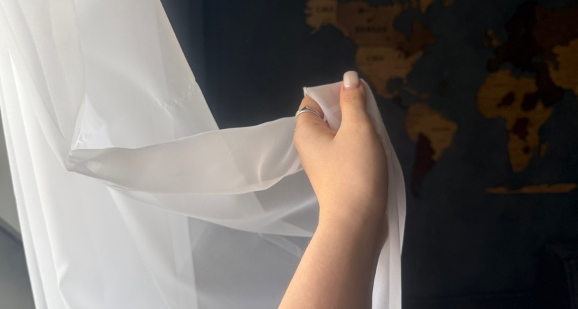 Беру старый тюль и бегу к грядкам в июне — жаль, что раньше не знала: завязи спасены и в +40