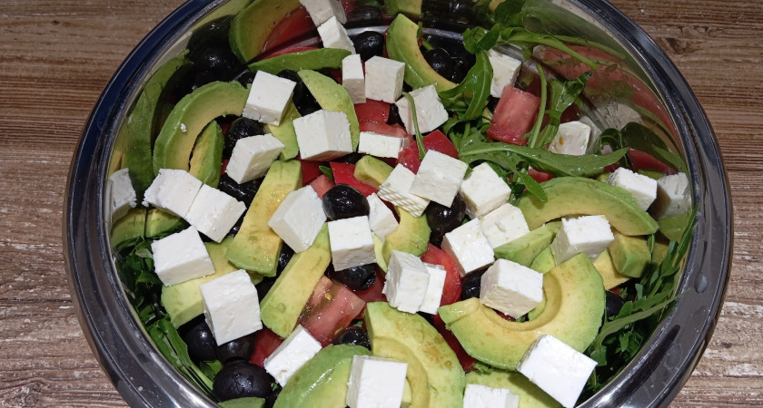 Теперь спасаюсь салатом в жару — идеальное сочетание клубники и феты: 10 минут и лето в тарелке
