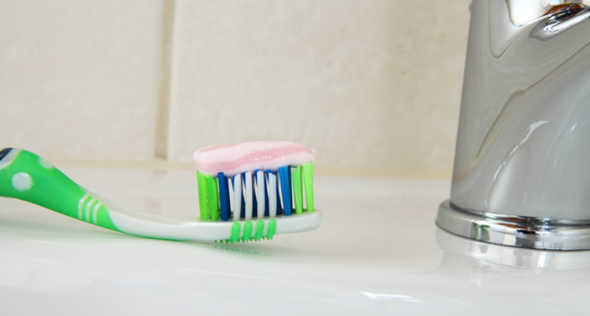 Берем пустой тюбик от зубной пасты – и спасаем урожай от вредителей: главный помощник всех дачников