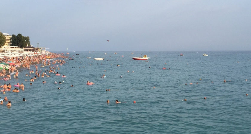 "Чистое море, белоснежный песок и вкусная еда": россияне делятся первыми отзывами о райском отдыхе в Абхазии 2025