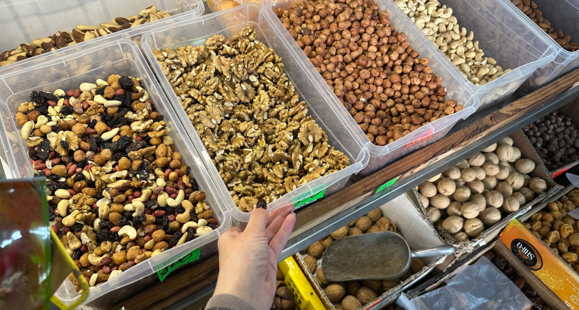 Жарить, замачивать или есть сырыми: гастроэнтеролог рассказала о наиболее полезном способе употребления орехов