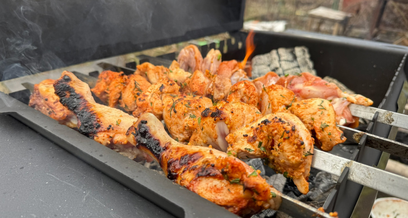 Нежнее сливочного масла и тает во рту — вот как в Грузии маринуют мясо для шашлыка: забудьте о майонезе и соевом соусе