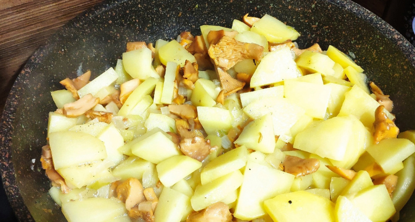 Вот зачем посыпать картофель мукой: кулинарная хитрость, о которой должны знать все хозяйки