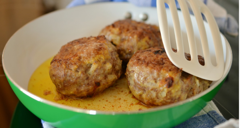 «Вкус невероятный»: вот что нужно добавить в фарш для котлет — сочность и мягкость гарантированы