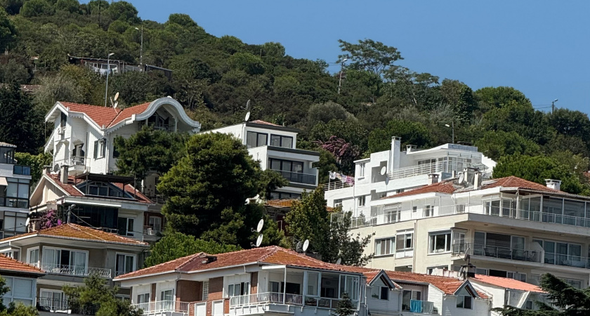 Купили дом мечты в Абхазии, сделали ремонт, а через год сбежали, оставив почти всё имущество: вот в чём причина