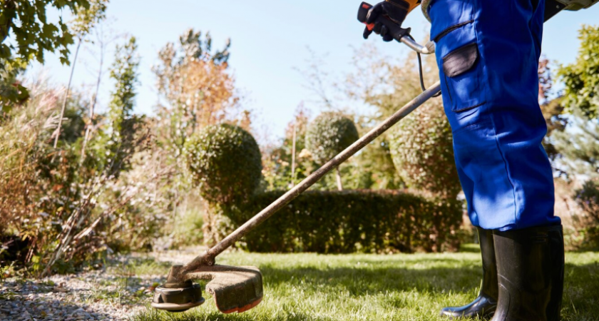 Теперь кошу траву и слёзы счастья утираю: никакой маеты с леской, дисками, даже триммер увёз на дачу - вот что придумал