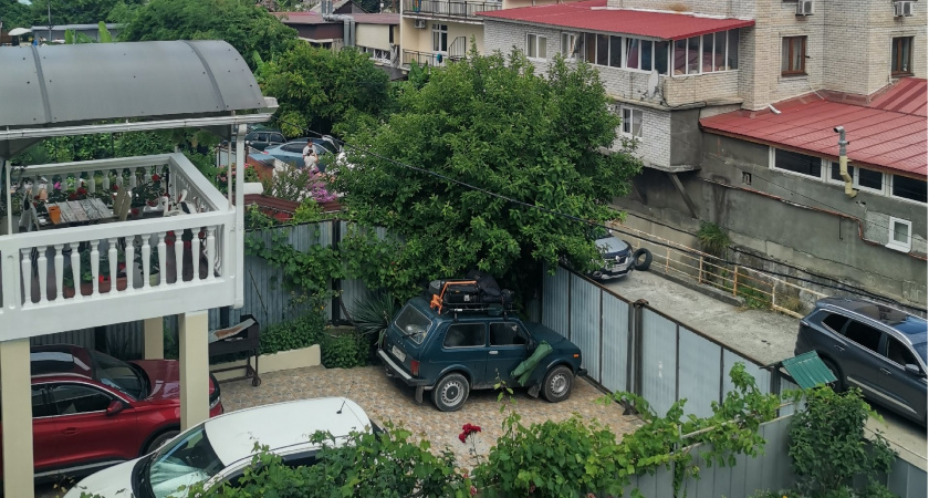 Купили дом мечты в Абхазии, сделали ремонт, а через год сбежали, оставив почти всё имущество: вот в чём причина