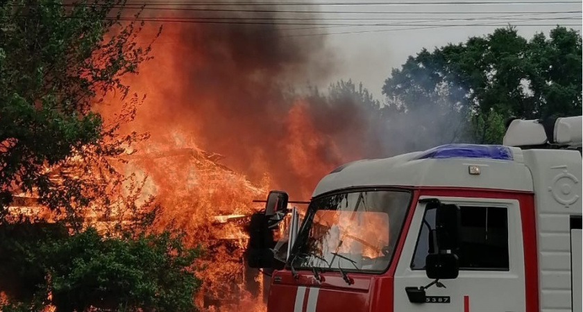 В Рязанской области огонь уничтожил дом и хозяйственные постройки