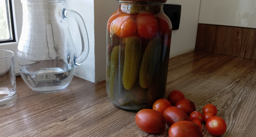 Если уксус перебивает вкус огурцов — мариную без него — «по-пражски»: зимой улетает банка за банкой