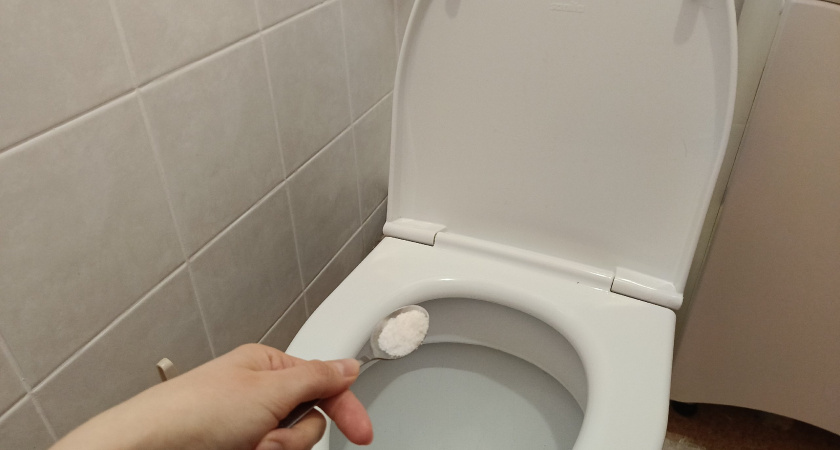 Просто закидываю 5 ложек соли в унитаз на ночь, утром он будет сверкать: знакомая горничная поделилась интересным трюком