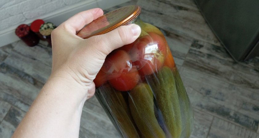 Всего два часа мне потребовалось, чтоб закатать 24 банки огурцов: все кто их попробовал на вкус, маринуют только так - необычный рецепт