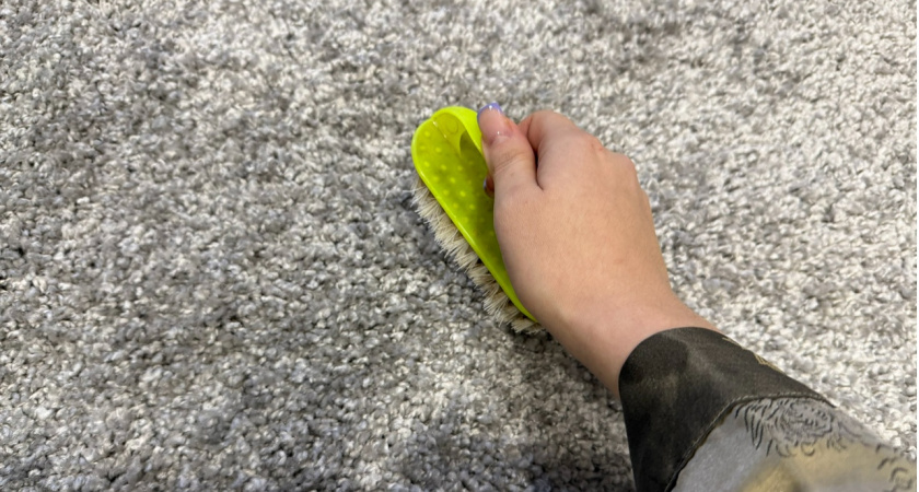 Ковер становится таким чистым, что жалко наступать: убираю всю грязь за несколько минут — поможет всего одна мелочь