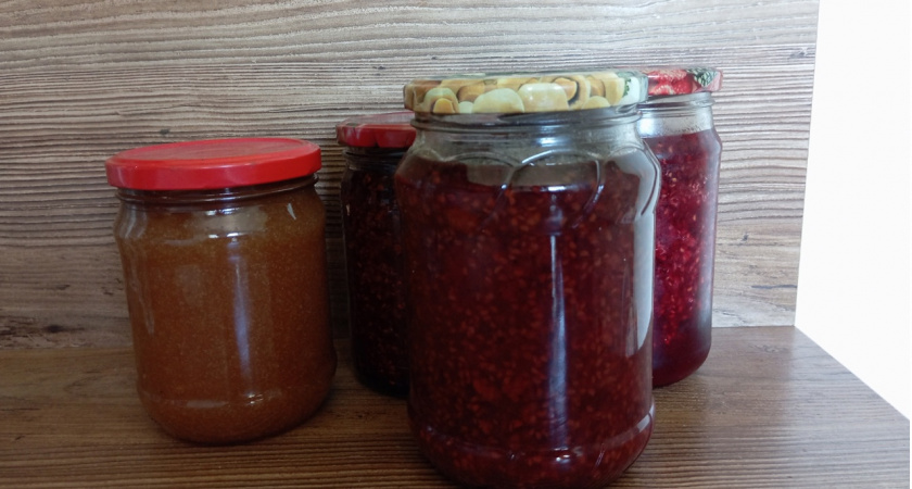 Тётя покупает в Светофоре свинину, клубнику, делает и продаёт тушенку, варенье: на вырученные деньги дом в деревне купила