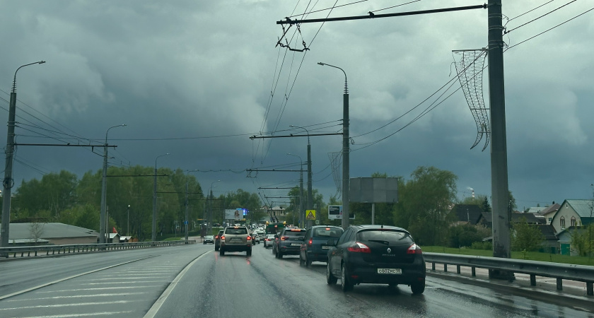 В Рязани автомобиль врезался в остановку с людьми