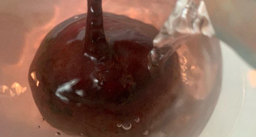 Вкусный салат со свеклой: домашних от него за уши не оттащить — простой и быстрый рецепт