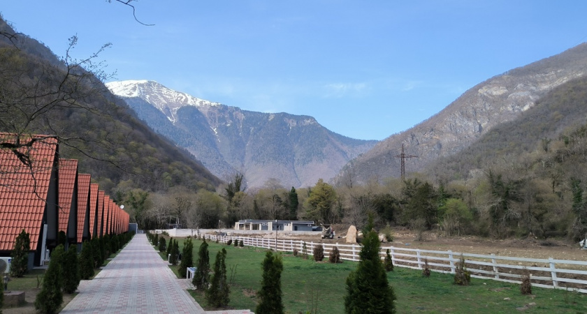 Одинокая бабушка в абхазкой деревне пригласила в свой дом. Показываю, что накрыла на стол