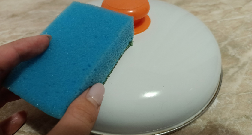 Губки для посуды заменила этой вещицей — не воняет и моет даже лучше: есть у каждого