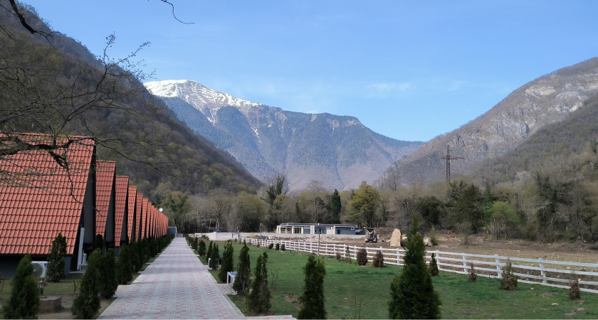 "Попрошайки и разгромленные дома": россиянин оставил честный отзыв об отдыхе в Абхазии