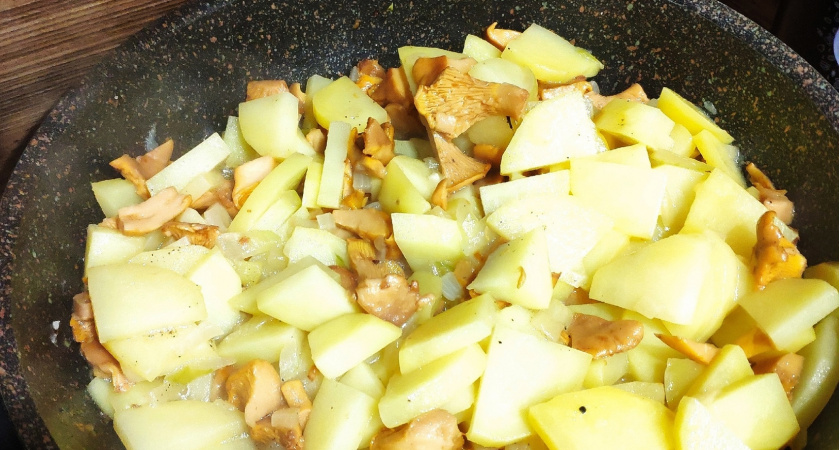 Такое блюдо из духовки нигде не пробовала: нужна только картошка и сало - вкусно так, что "пальчики оближешь"