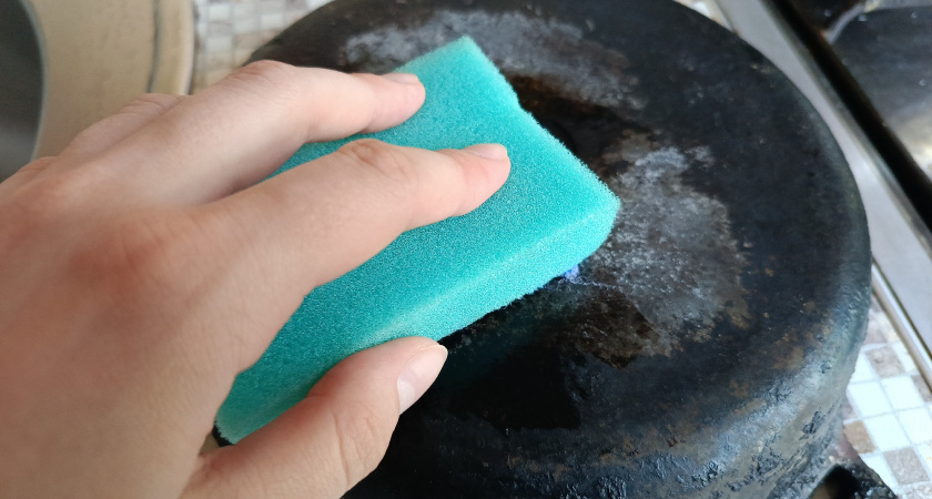 Закинула всего одну таблетку — и сковорода отмылась сама собой: вековой нагар просто испарился