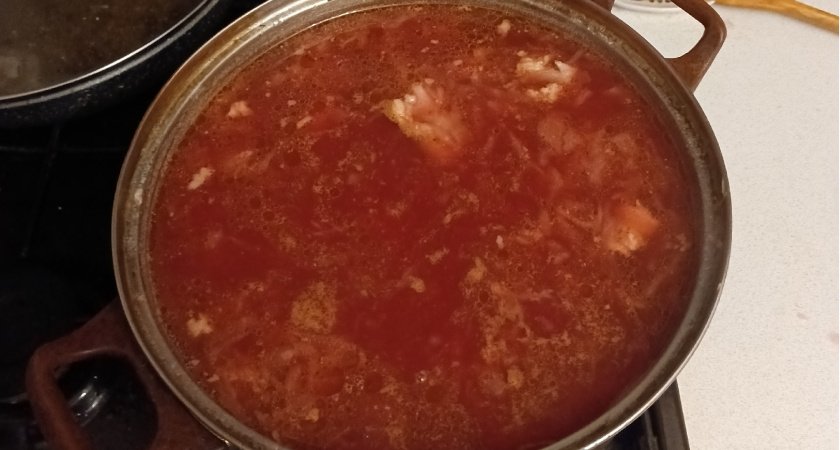 Как варят настоящий борщ, а не суп со свеклой: нашла рецепт в книге за 1952 год. Есть 2 тонкости: от них зависит вкус и рубиновый цвет