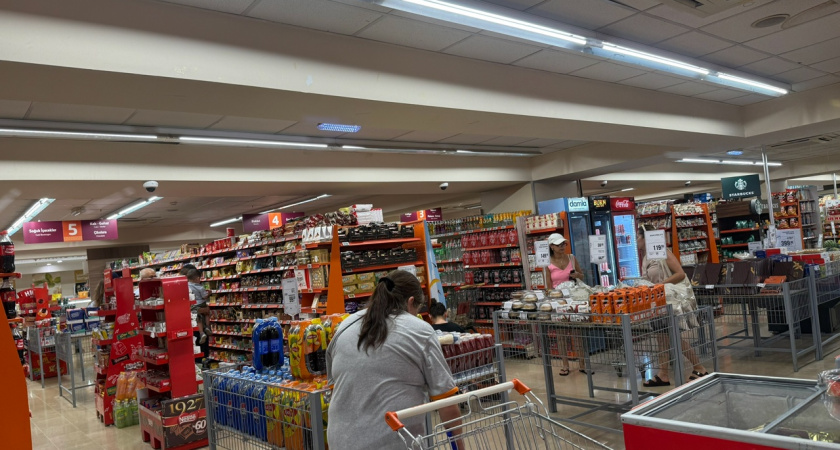 Зашла в магазин для богатых и купила полный пакет дешевых продуктов - даже пенсионеры знают эту хитрость