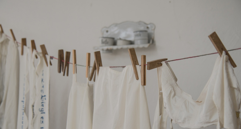 Одна щепотка и жирное пятно с одежды уходит на глазах: Поделилась с подругами – сейчас все стирают только так