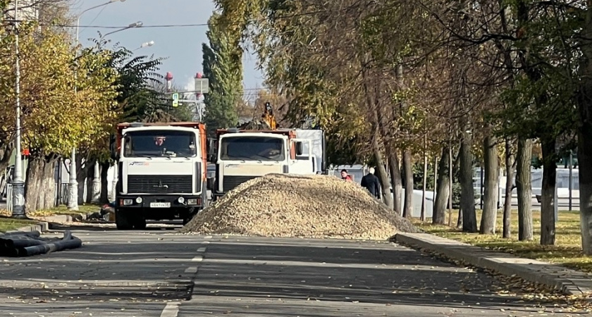 На улице Пожалостина в Рязани перекопали тротуар в связи с началом ремонтных работ