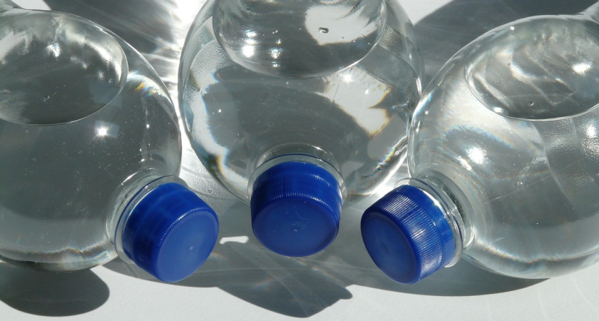 Берем пластиковую бутылку – и сажа вылетит в дымоход со скоростью звука: почистить печь без соли и крахмала теперь легче легкого